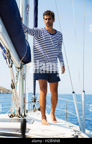 Giovane uomo che posano per una barca a vela Foto Stock