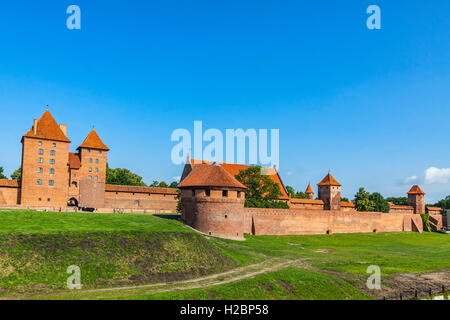 Estate pittoresca vista del castello di Malbork nella regione della Pomerania di Polonia Foto Stock