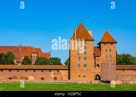 Estate pittoresca vista del castello di Malbork nella regione della Pomerania di Polonia Foto Stock