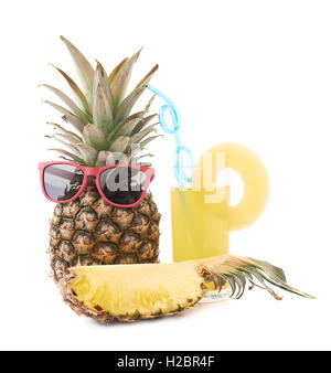 Ananas intero con il vetro del suo succo isolate su sfondo bianco Foto Stock