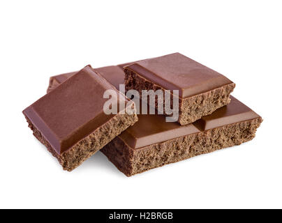 Pezzi rotti di barra di cioccolato isolato su bianco Foto Stock