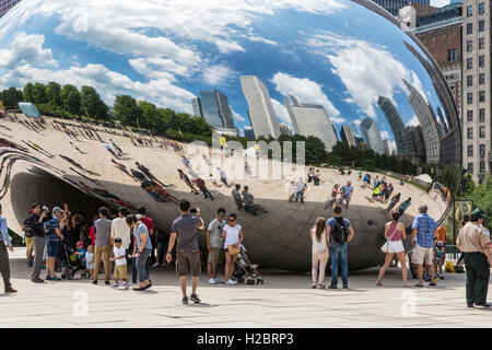 Cloud Gate, alias The Bean, Millennium Park, Chicago, Illinois, Stati Uniti Foto Stock