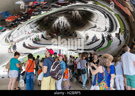 Cloud Gate aka il fagiolo, il Millennium Park di Chicago, Illinois, Stati Uniti Foto Stock