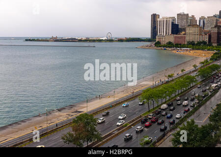Lakeshore Drive, il Navy Pier in distanza, Chicago, Illinois Foto Stock