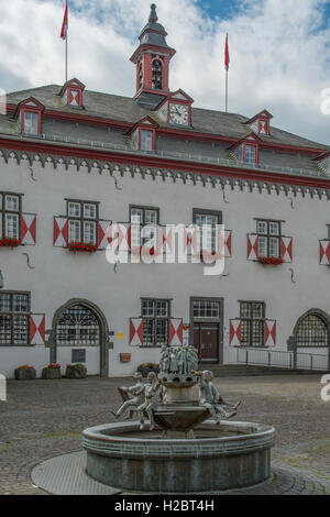 Fontana nella Marktplatz, Altstadt, Linz am Rhein, Renania settentrionale-Vestfalia, Germania Foto Stock