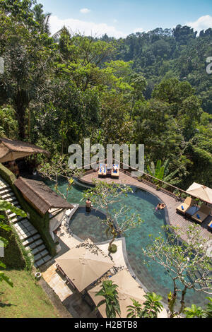 Indonesia, Bali, Payangan, Susut, Nandini Jungle Resort e Spa hotel piscina, vista in elevazione Foto Stock