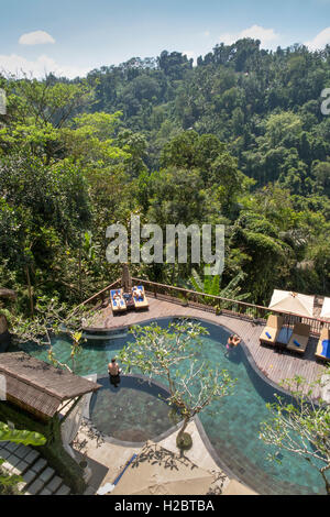 Indonesia, Bali, Payangan, Susut, Nandini Jungle Resort e Spa hotel piscina, vista in elevazione Foto Stock