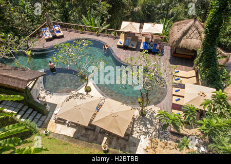 Indonesia, Bali, Susut, Payangan, Nandini Jungle Resort e Spa hotel piscina, vista in elevazione Foto Stock