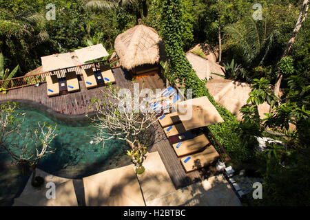 Indonesia, Bali, Susut, Payangan, Nandini Jungle Resort e Spa hotel piscina, vista in elevazione Foto Stock