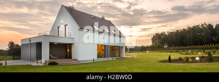 Nuovo bianco in stile villa con grande giardino, vista esterna Foto Stock