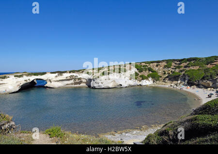 Scavato arco calcareo, S'Archittu, provincia di Oristano, Sardegna, Italia, Europa Foto Stock