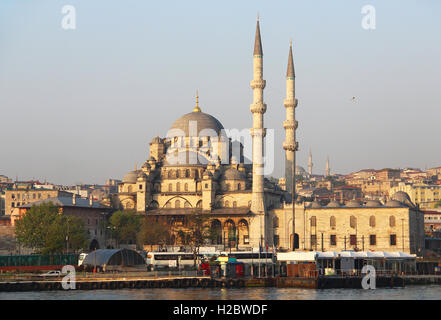 Nuova Moschea (Yeni Cami) nel quartiere Eminonu di Istanbul, Turchia Foto Stock