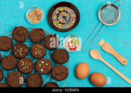 In casa biscotti allo zenzero con miele e cannella. Messa a fuoco selettiva. Foto Stock