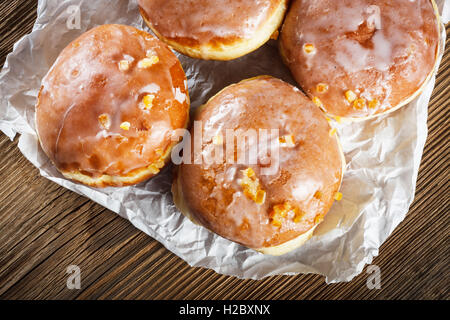 Riempite le ciambelle con marmellata di rose Foto Stock