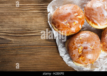 Riempite le ciambelle con marmellata di rose Foto Stock