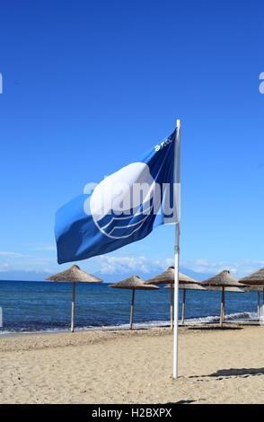 Bandiera Blu Europea assegnato a Portabia spiaggia vicino a Nea Moudania, Halkidiki, Grecia Foto Stock