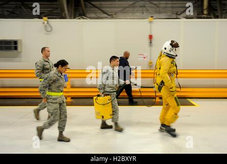 Stati Uniti Air Force soldati escort un pilota che indossa un alta pressione altitudine tuta al suo U-2 aeromobili a base comune Andrews Settembre 19, 2015 in Prince Georges County, Maryland. Foto Stock