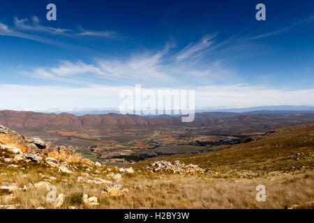 Farmland in un Plato con le montagne sullo sfondo guardando sopra la splendida Swartberg con nuvole. Foto Stock