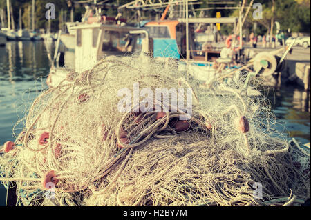 Rete da pesca di essiccazione al sole. Foto in stile vintage Foto Stock