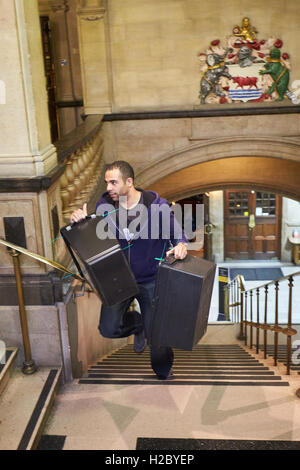 Scrutinio arriva per la Oxford est conteggio di collegio elettorale che si svolgono in Oxford Town Hall dopo il 2015 elezioni generali Foto Stock