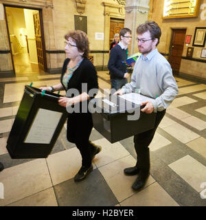 Scrutinio arriva per la Oxford est conteggio di collegio elettorale che si svolgono in Oxford Town Hall dopo il 2015 elezioni generali Foto Stock