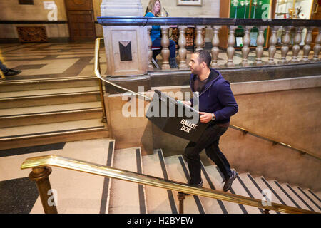 Scrutinio arriva per la Oxford est conteggio di collegio elettorale che si svolgono in Oxford Town Hall dopo il 2015 elezioni generali Foto Stock