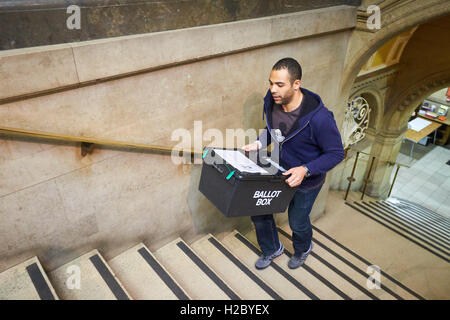 Scrutinio arriva per la Oxford est conteggio di collegio elettorale che si svolgono in Oxford Town Hall dopo il 2015 elezioni generali Foto Stock