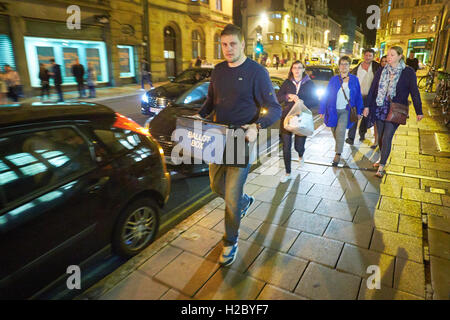 Scrutinio arriva per la Oxford est conteggio di collegio elettorale che si svolgono in Oxford Town Hall dopo il 2015 elezioni generali Foto Stock