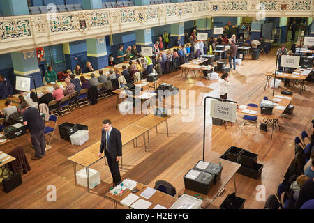 Oxford est conteggio di collegio elettorale che si svolgono in Oxford Town Hall dopo il 2015 elezioni generali Foto Stock