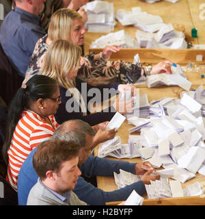 Oxford est conteggio di collegio elettorale che si svolgono in Oxford Town Hall dopo il 2015 elezioni generali Foto Stock