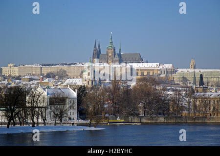 Praga, Repubblica Ceca. Il fiume Moldava e Hradcany castello e San Vito cattedrale Foto Stock