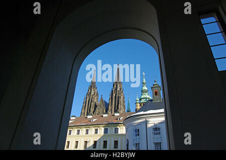Praga, Repubblica Ceca. Il San Vito Cattedrale dal castello di Hradcany Foto Stock