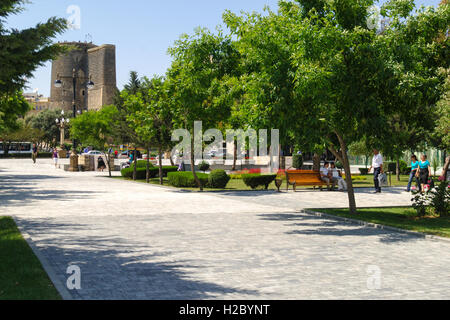 Azerbaigian, Baku. La fanciulla torre situata nella città vecchia di Baku è un antica torre costruita nel XII secolo. Foto Stock