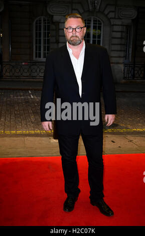 Il regista Michael Caton-Jones frequentando l inno urbano la carità lo screening di Gala, a Curzon Mayfair, Londra. Foto Stock