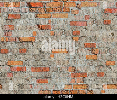 Muro di mattoni della vecchia casa del XIX secolo restaurata dopo i bombardamenti della Seconda Guerra Mondiale. Texture senza giunture Foto Stock