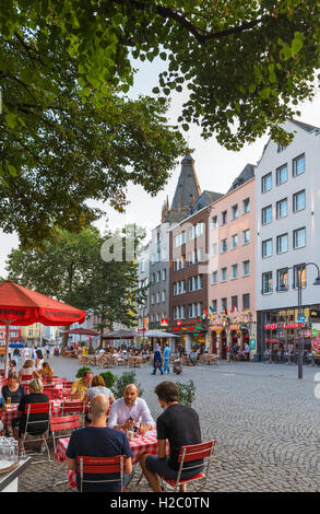 Caffè e negozi in Alter Markt (piazza del Mercato Vecchio) nel tardo pomeriggio, Altstadt, Colonia, Germania Foto Stock
