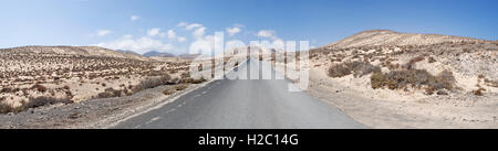 Fuerteventura: la strada sterrata e il paesaggio desertico dalla spiaggia Playa de Jandia a Morro del Jable, una zona protetta nel sud dell'isola Foto Stock