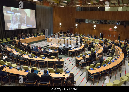 New York, Stati Uniti. 26 Sep, 2016. Il giorno finale della settantunesima Assemblea Generale delle Nazioni Unite annuale del dibattito generale, un evento plenaria si è svolta in ONU quarti " Consiglio di Amministrazione fiduciaria camera rendendo la Giornata Internazionale per l eliminazione delle armi nucleari. Il rispetto delle Nazioni Unite, istituito dall'Assemblea generale dell'68a sessione in primo piano le dichiarazioni di rappresentanti nazionali e i funzionari delle Nazioni Unite. Credito: Albin Lohr-Jones/Pacific Press/Alamy Live News Foto Stock