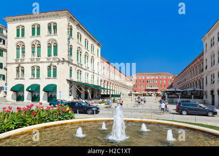 Il Prokurative, Piazza della Repubblica, Split, Croazia, fontana di acqua in primo piano. Foto Stock