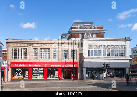 La facciata ornata in stile edoardiano della F. Beavan Ltd fa acquisti su Shields Road, Byker, Inghilterra nord-orientale, Regno Unito Foto Stock