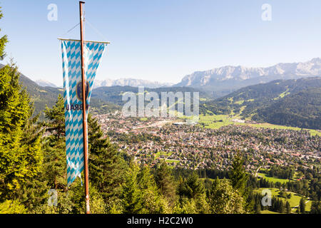Veduta aerea del villaggio di Garmisch nelle alpi della Baviera (Germania) Foto Stock
