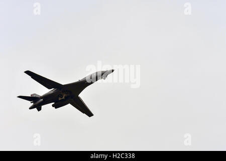 Un U.S. Air Force B-1B Lancer stealth bombardiere strategico durante un passaggio basso su Osan Air Base Settembre 21, 2016 in Songtan, Corea del Sud. Il B-1B distribuito da Andersen Air Base condotta del volo più vicino a North Korean spazio aereo come un avvertimento per aumentata attività militare dal reclusive nazione. Foto Stock