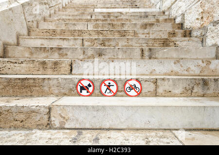 Segno vieta i cani passano, viaggi su una bici e skateboard. Close-up. Foto Stock