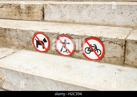 Segno vieta i cani passano, viaggi su una bici e skateboard. Close-up. Foto Stock