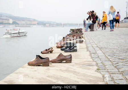 BUDAPEST, Ungheria - 17 settembre: scarpe sulla Passeggiata sul Danubio - un monumento alle vittime della Shoah, 17 settembre, 2016 Foto Stock