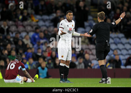 Watford's Etienne Capoue (centro) ricorsi ad arbitro Mike Jones dopo un fallo su Burnley's Steven Defour durante il match di Premier League a Turf Moor, Burnley. Foto Stock