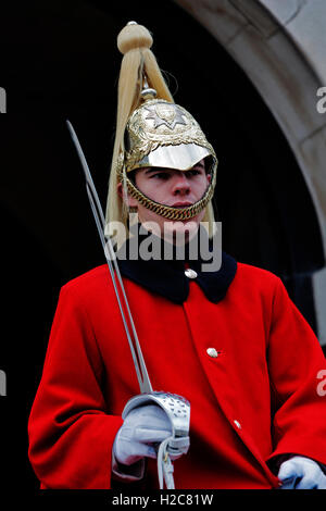 La Queen's Life Guard sulla sfilata delle Guardie a Cavallo, Whitehall, Londra SW1; Inghilterra; Regno Unito Foto Stock