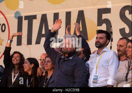 Palermo, Italia. Xxv Sep, 2016. Beppe Grillo, fondatore del Movimento 5 Stelle (a cinque stelle di movimento), parla nel corso di una manifestazione pubblica per il M5S natiobnal riunione. Migliaia di militanti di cinque stelle di movimento si sono riuniti a Palermo per il convegno nazionale "Italia 5 stelle'. Beppe Grillo ha detto il 5 stelle del movimento grande raccolta di Palermo nel weekend che egli è pronto a ritornare come il full-time " capo politico' dell'anti-creazione gruppo. © Antonio Melita/Pacific Press/Alamy Live News Foto Stock