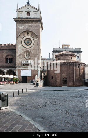 Mantova Lombardia Italia. Piazza delle Erbe con vista sul "Torre dell'orologio' -torre con orologio 1083 e il... Foto Stock