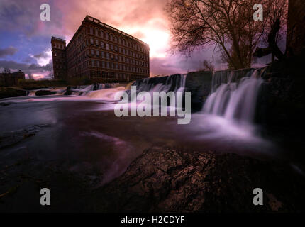 Mulino di ancoraggio nella città di Paisley per un lungo tempo di esposizione durante il tramonto Foto Stock